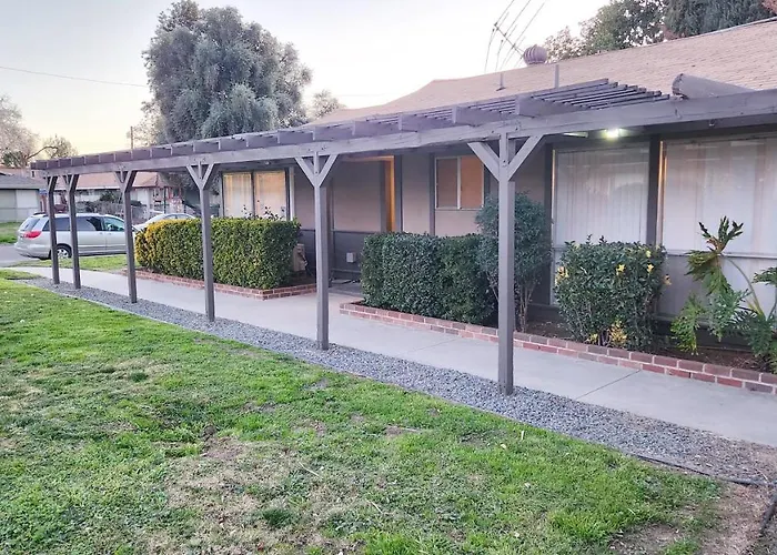 Private, Spacious, 4X Queen, 300 Mbps Internet With Backyard!