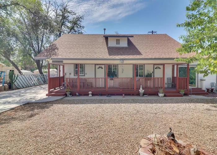 Sunny Hemet Escape W/ Covered Porch & Fire Pit