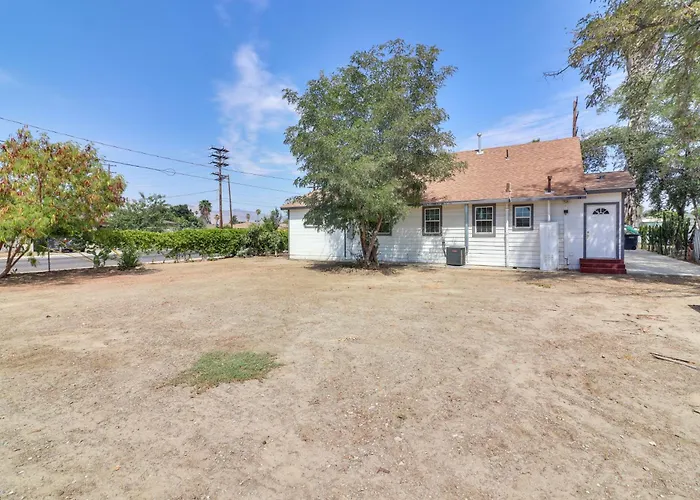 Sunny Hemet Escape W/ Covered Porch & Fire Pit